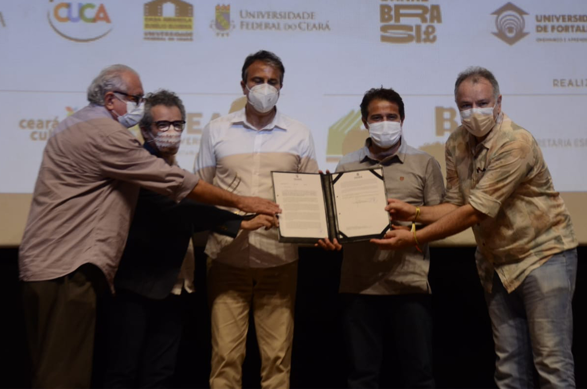 Camilo Santana é homenageado e assina mensagem de lei do Ceará Filmes